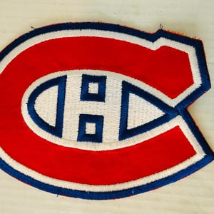 Può includere: Set di tre tazze in ceramica con finitura opaca e macchiettata. Le tazze sono nei toni del crema, grigio chiaro e grigio scuro. Ogni tazza ha un design semplice e minimalista, perfetto per caffè o tè.