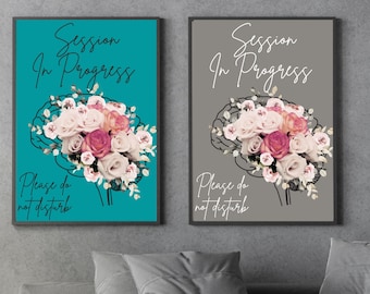 Puede incluir: Dos carteles imprimibles con un diseño de cerebro floral. El texto en los carteles dice "Sesión en curso" y "Por favor, no molestar".