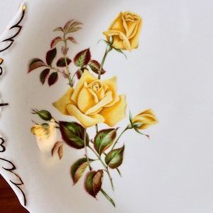 Plato para servir pastel Paragon de los años 60, blanco con rosas amarillas y dorado, fabricado en Inglaterra.