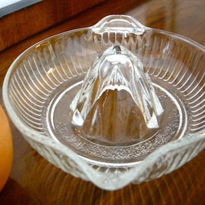 Grand moulin à jus d'agrumes en verre transparent des années 40