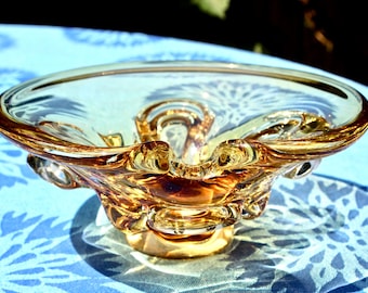 Bol/plato de vidrio artístico hecho a mano de la década de 1950 ~ Chalet Glass ~ Hecho en Canadá ~ Amarillo ámbar