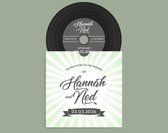 Könnte beinhalten: Eine Hochzeitseinladung in Form einer Schallplatte mit grünem und weißem gestreiftem Hintergrund. Der Text lautet "Hannah und Ned" mit dem Datum "03.03.2026" und dem Ort "Mythe Barn".