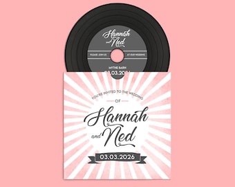 Könnte beinhalten: Eine rosafarbene und weiße Hochzeitseinladung mit einer schwarzen Schallplatte darauf. Die Einladung hat ein Sonnenstrahlen-Design und den Text "You're invited to the wedding of Hannah and Ned 03.03.2026".