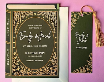 Könnte beinhalten: Eine dunkelgrüne Hochzeitseinladung im Buch-Design mit goldfarbenen floralen Akzenten und dem Text "The Next Chapter" sowie "Emily & Jacob". Dazu gehört ein passendes dunkelgrünes Lesezeichen mit einer goldenen Quaste.