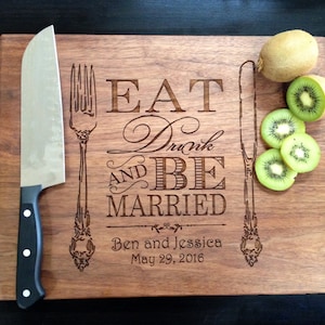 Carte à découper personnalisée Eat Drink and Be Married, idée de cadeau de mariage personnalisée pour le couple.