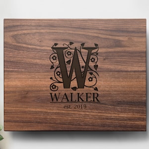 Tabla de cortar de madera monograma personalizada con nombre grabado con láser e inicial, idea de regalo de boda personalizada.