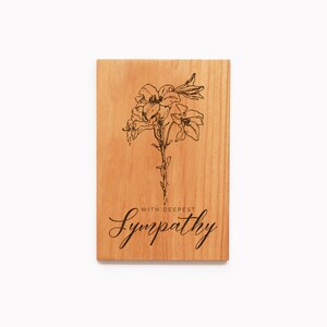 Carte de bois de sympathie personnalisée gravée avec une fleur de lys, cadeau personnalisé pour la perte d’un être cher.
