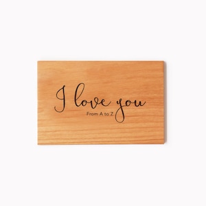 Tarjeta de madera grabada personalizada con la frase "Te amo" como regalo para tu novio