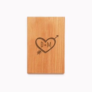 Carte en bois avec monogramme d'amour personnalisé : cadeau d'anniversaire pour elle ou lui.