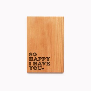 Tarjeta de madera personalizada de aniversario grabada como regalo para él