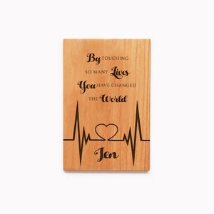 Cadeau de retraite d’infirmière personnalisé pour les femmes, carte d’appréciation de remerciement gravée avec le nom en bois naturel avec enveloppe.