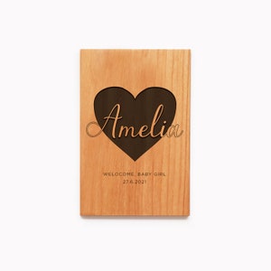 Biglietto personalizzato in legno per bambina con nome inciso, regalo di congratulazioni per la nascita per lei.