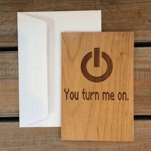 Ich liebe dich Karte, Holzkarte, Echtholzkarte - You Turn Me On, Jubiläumskarte, Geburtstagskarte, Valentinstagskarte, lustige Karte