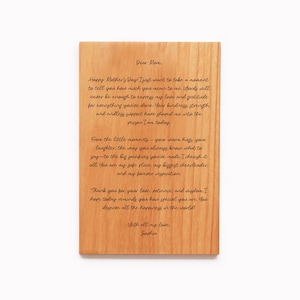 Carta personalizada escrita a mano para mamá grabada en una tarjeta de madera, regalo y recuerdo significativo para el Día de la Madre