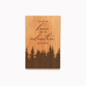 Tarjeta de regalo de madera personalizada para el quinto aniversario de bodas grabada: Eres mi hogar y mi aventura, todo a la vez, diseño de bosque
