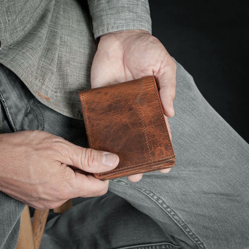 The Bifold Wallet With ID Window Vintage Brown • Leather Wallet