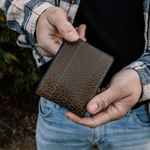 Cartera plegable de piel de bisonte verde musgo, hecha a mano en EE. UU.
