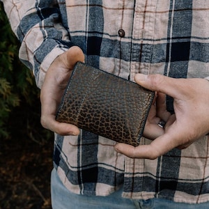 Cartera triple de piel de bisonte verde musgo para hombre con ventana para identificación, hecha a mano en EE. UU.