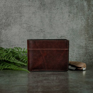 Cartera plegable de piel de bisonte marrón rojiza con ventana para identificación, hecha a mano en EE. UU.
