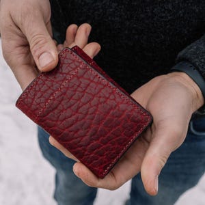Cartera de tres pliegues de piel de bisonte roja y granate con ventana para identificación, hecha a mano en EE. UU.