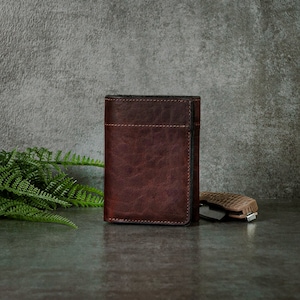 Cartera triple de piel de bisonte marrón rojiza con ventana para identificación, hecha a mano en EE. UU.