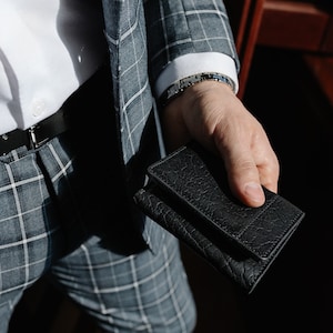 Cartera de cuero de bisonte negro de tres pliegues con ranura para identificación, hecha a mano en EE. UU.