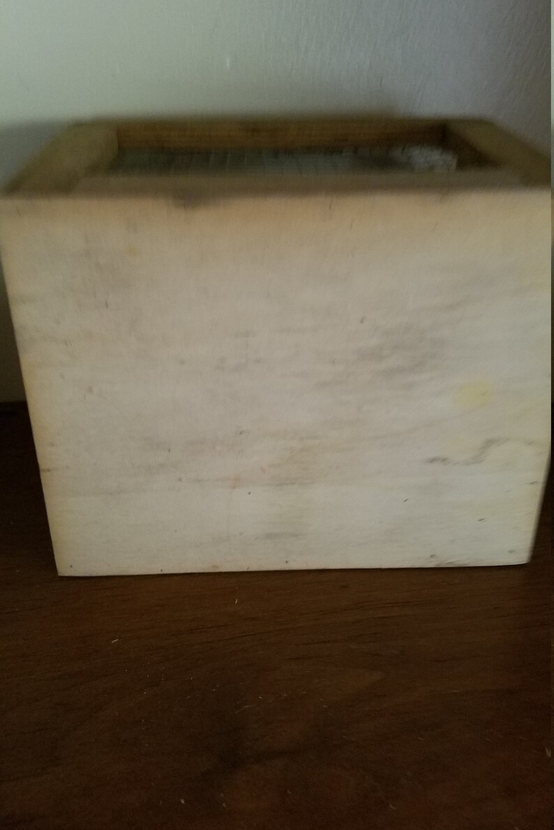 Pode incluir: Uma caixa de madeira branca com uma tampa de madeira natural. A caixa est&aacute; vazia e tem um aspecto r&uacute;stico.