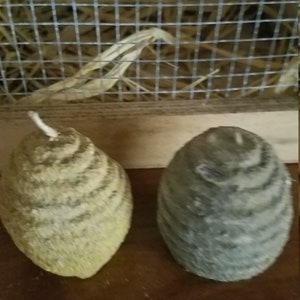 Pode incluir: Duas velas decorativas de cera de abelha em forma de favos de mel. As velas s&atilde;o de cor verde claro e verde escuro.