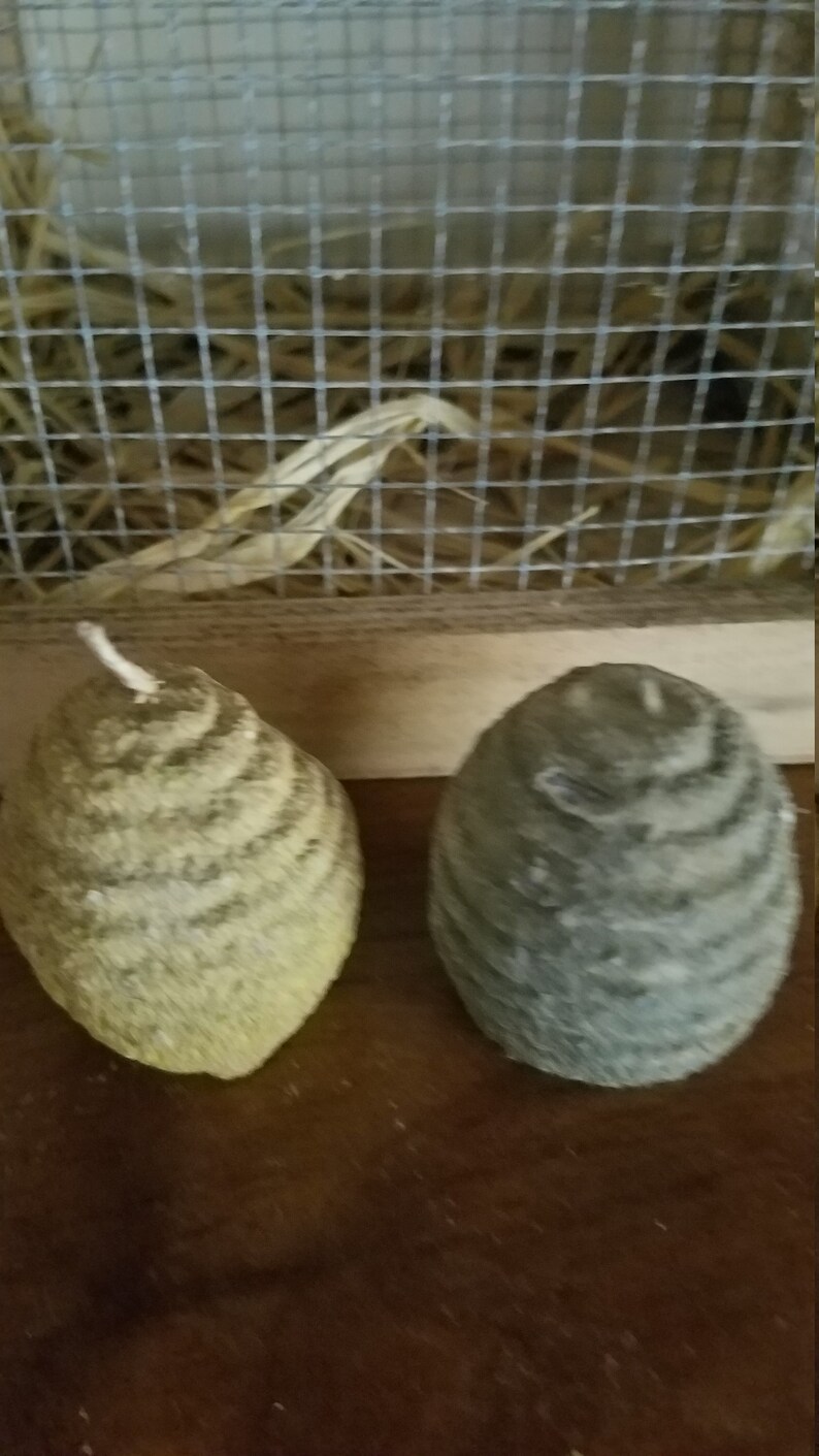 Pode incluir: Duas velas decorativas de cera de abelha em forma de favos de mel. As velas s&atilde;o de cor verde claro e verde escuro.