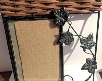 Wicker and Ivy Leaf Photo Frame, 3 x 5 Picture Display