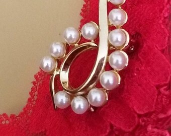 Vintage Costume Jewelry Brooch, Lapel Pin, Swirled Gold Tone Metal, Faux Pearls