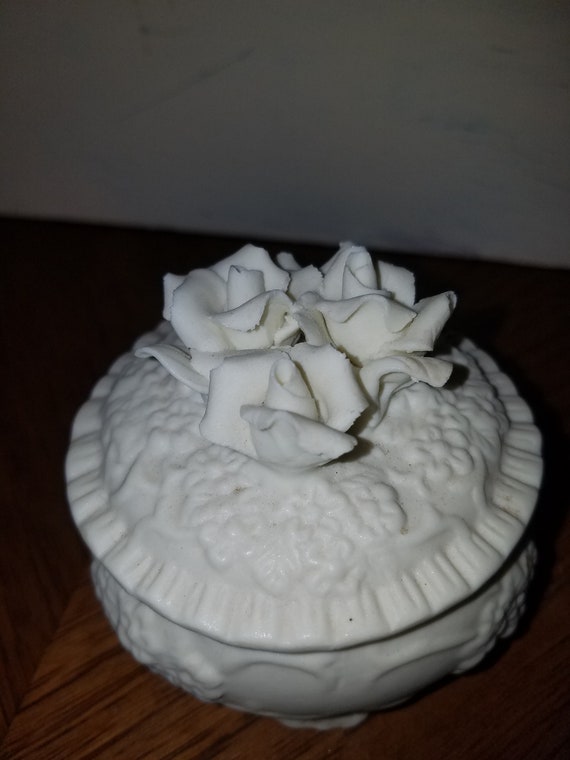 Porcelain Rose Design Trinket Box Round Shape Van… Gem