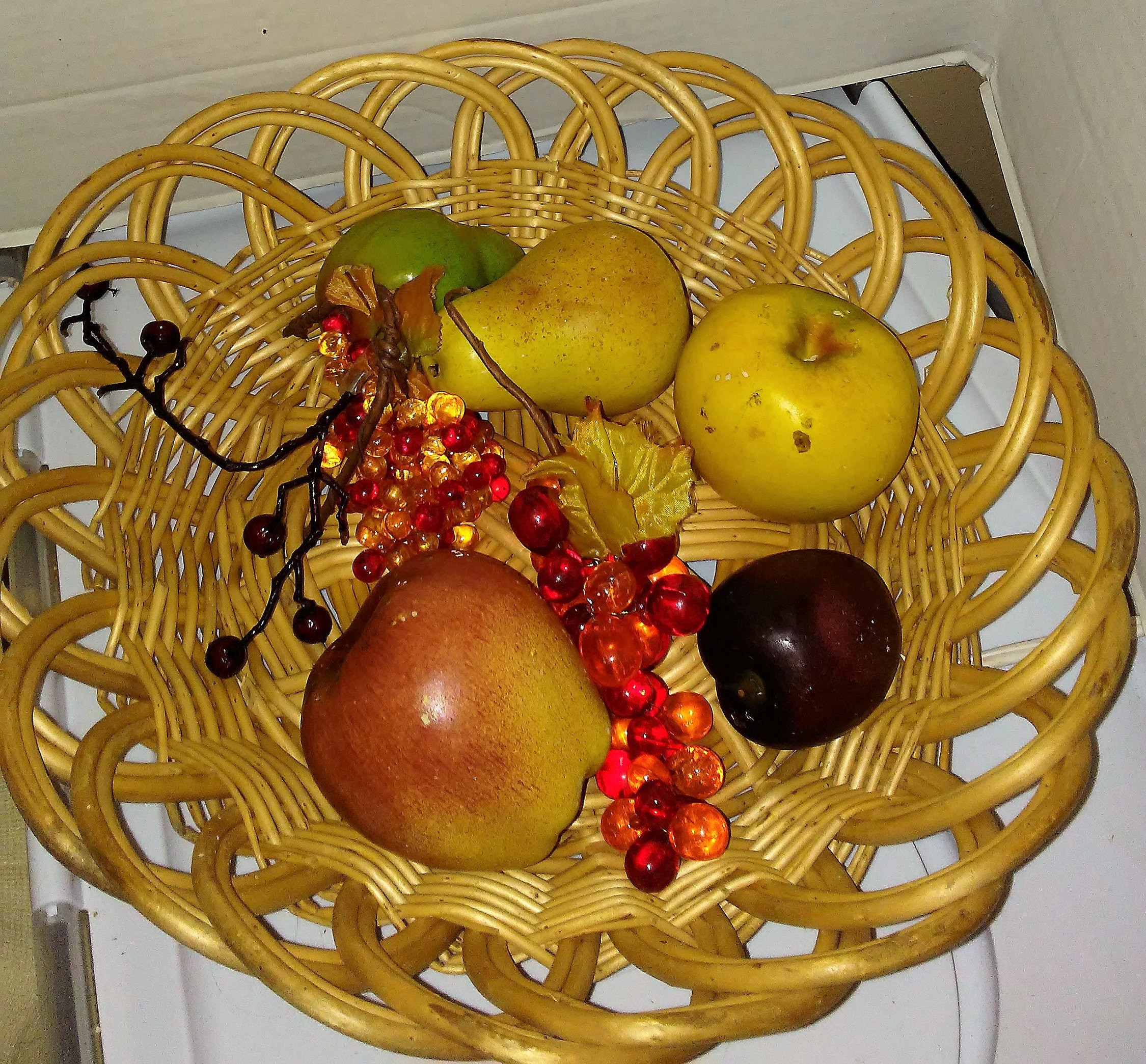 丸い籐のフルーツまたはパンバスケット、編み込み木製バスケット