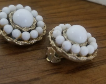 Vintage Coro Ohrclips, weiße Perlen