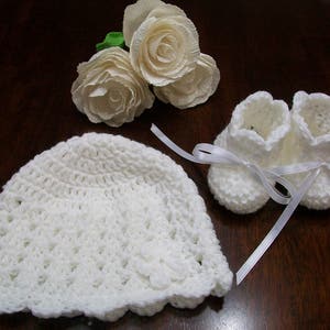 Handmade Knitted Baby Booties and Hat Set: Acrylic Yarn (0-3 Months)
