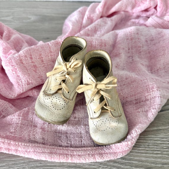 Vintage Baby Deer White Leather Baby Shoes, Vintage Baby Shoes, Lace Up Crib Shoes, Childrens Vintage Shoes, Baby Decor, Nursery Decor