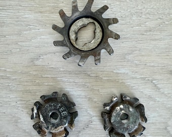 Engranajes antiguos, piezas de engranajes rústicos, herrajes recuperados, engranajes industriales, liquidación de herrajes, restos steampunk