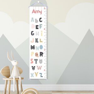 Gepersonaliseerde groeimeter: het eerste ABC voor baby's in pastelkleuren