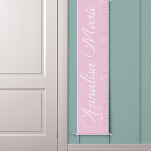Gepersonaliseerde groeimeter voor meisjes "Vintage liniaal in roze en wit"