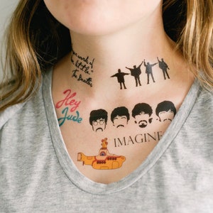 Pode incluir: Um conjunto de tatuagens temporárias com imagens dos Beatles, incluindo as silhuetas dos membros da banda, seus rostos, as letras "Hey Jude", "Imagine" e "A little help from my friends".