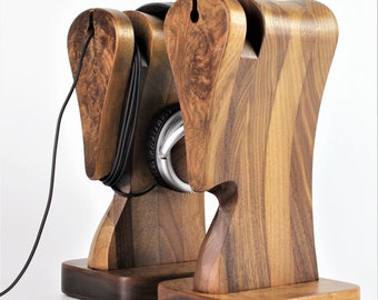 Un soporte exclusivo para auriculares "Gambit 05A - Exclusivo". Madera - Nogal americano. Desenfoque de chapa. para audiófilo, audio, DJ.