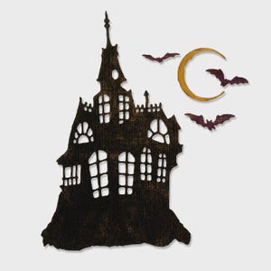 Puede incluir: Silueta marrón oscuro de una casa embrujada con ventanas recortadas y una alta aguja. Tres murciélagos morados vuelan cerca de una luna creciente dorada, creando una escena de Halloween espeluznante. La casa tiene una apariencia texturizada.