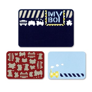 Puede incluir: Tres tarjetas rectangulares azules, rojas y azul claro con un tema de tren. La tarjeta azul tiene siluetas de trenes blancas y el texto "MY BOY". La tarjeta roja tiene un patrón de siluetas de trenes. La tarjeta azul claro tiene un tren amarillo con humo blanco y un borde rayado azul y blanco.