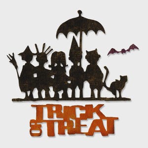 Op de afbeelding: Een Halloween-silhouet met verklede figuren onder een paraplu, met een vleermuis en een kat. De woorden "TRICK & TREAT" worden in oranje weergegeven. De figuren zijn donkerbruin.