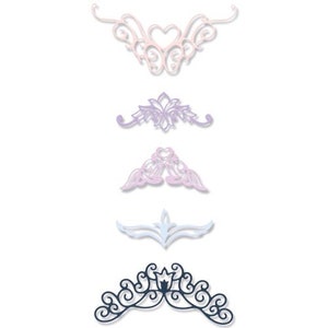 Puede incluir: Cinco diseños decorativos de filigrana de metal adornados en varios tonos de rosa, morado y azul. Los diseños están dispuestos verticalmente, con el diseño superior en rosa, el segundo en morado, el tercero en rosa, el cuarto en azul y el diseño inferior en negro.