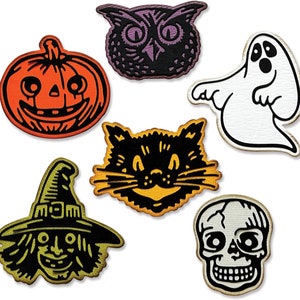 Puede incluir: Conjunto de seis parches de fieltro con temática de Halloween que representan un gato negro, una calabaza, un fantasma, una bruja, una calavera y un búho. Los parches son de varios colores y tienen un aspecto vintage.