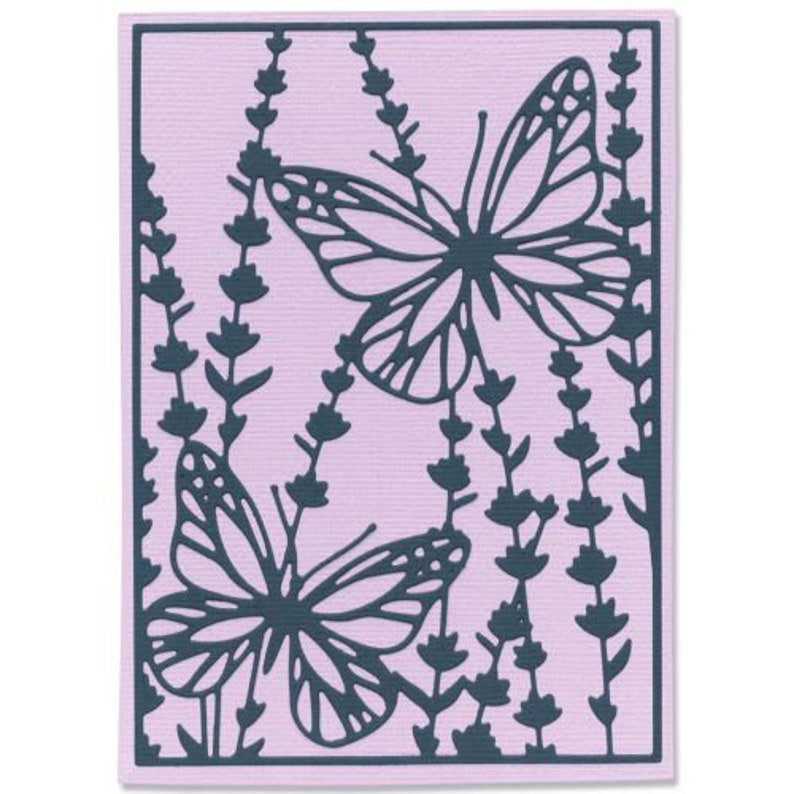 Op de afbeelding: Een lavendelkleurige kaart met een gestanst ontwerp van twee vlinders en bloemstengels. De vlinders zijn donkerblauw en hebben ingewikkelde vleugelpatronen. De bloemstengels zijn ook donkerblauw en zijn gerangschikt in een herhalend patroon.