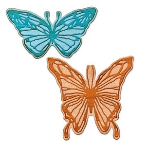 Puede incluir: Dos recortes decorativos de mariposas, uno azul y otro naranja. Las mariposas están intrincadamente detalladas y tienen una apariencia texturizada, similar al papel.