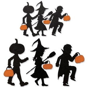 Puede incluir: Siluetas de cuatro niños disfrazados para Halloween, dos brujas, un niño con cabeza de calabaza y un vampiro, todos sosteniendo calabazas naranjas. Las figuras están recortadas en papel negro y se colocan sobre un fondo blanco.