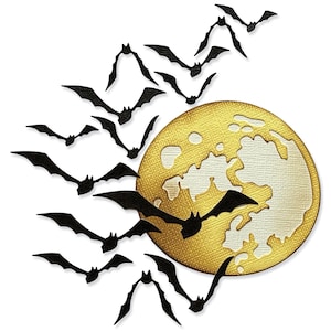 Puede incluir: Una luna llena con una superficie texturizada, rodeada de una bandada de murciélagos negros volando en círculo.